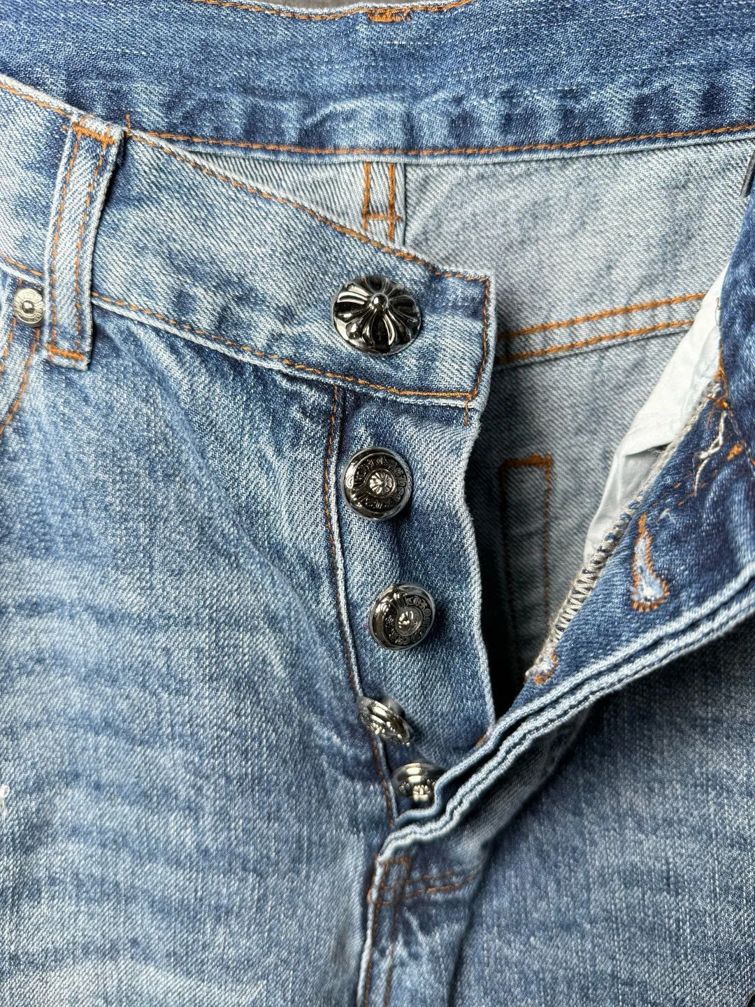 P290 💰 (top version) Croxin & 𝐂𝐡𝐫𝐨𝐦𝐞 𝐇𝐞𝐚𝐫𝐭 ss25 blue pants starry sky ripped button jeans. Styles with different wash textures are very friendly to people with thin legs. The slightly flared version perfectly modifies the leg shape. The timeless and moderate length makes it easy to match and match. It is the basis for various styles and is a must-have in your wardrobe! The fabric is stiff but also makes the upper body soft without losing texture. The washing process is even more perfect. It is a must-have item for everyone! ! ! Washed wheat, hang tag, pants label, complete with three labels Color: blue Size: 28-30-32-34-36 (corresponding to S-M-L-XL-XXL)
